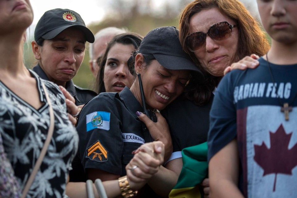 Policial chora durante funeral do coronel da Polícia Militar Luis Gustavo Teixeirano, no Rio de Janeiro, no dia 27 de outubro de 2017. Teixeira, Comandante do 3º Batalhão de Polícia Militar do Rio de Janeiro, é o 112º policial a ser morto até agora este ano. Seu carro foi atingido por pelo menos 17 balas quando criminosos abriram fogo contra ele no Meier, bairro no norte do Rio. | CARL DE SOUZA/AFP