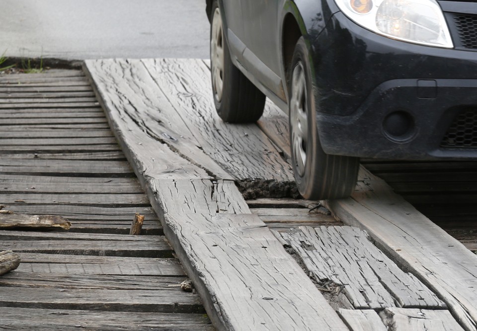 Buraco na ponte em que passam carros no Parque Tingui: prefeitura promete que vai avaliar como estão as estruturas. | Aniele Nascimento/Gazeta do Povo