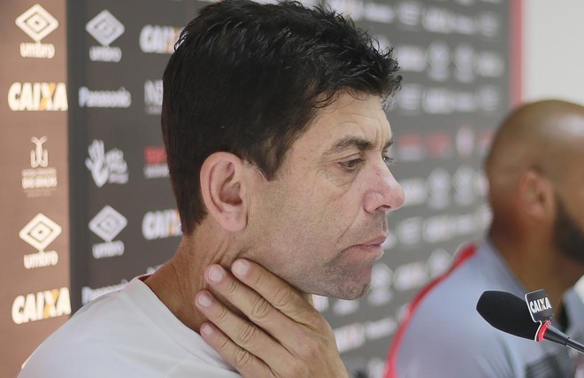 Fabiano Soares ainda estuda a escalação do Atlético para pegar o Vitória. | Jonathan Campos/Gazeta do Povo