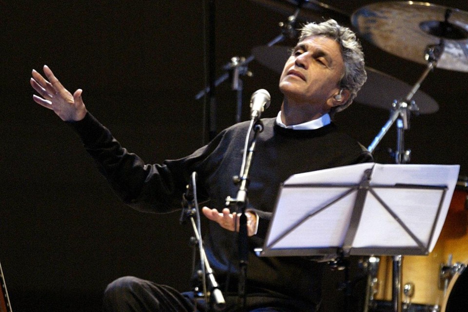 Caetano Veloso se vê envolto em polêmica por ter começado a namorar com Paula Lavigne quando ela tinha 13 e ele, 40 anos. | Jeff Christensen/Arquivo
