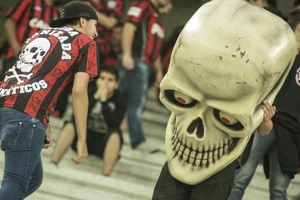 Organizadas não podem entrar com acessórios na Arena. | Marcelo Andrade/Gazeta do Povo