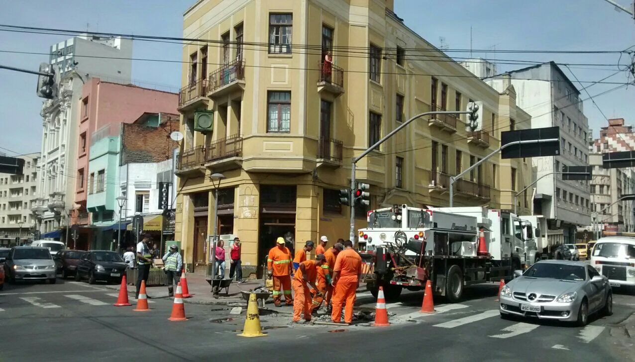 Cruzamento entre as ruas Riachuelo e Alfredo Bufren, no Centro, tem interdição parcial nesta quinta (5) | Aniele Nascimento/Gazeta do Povo