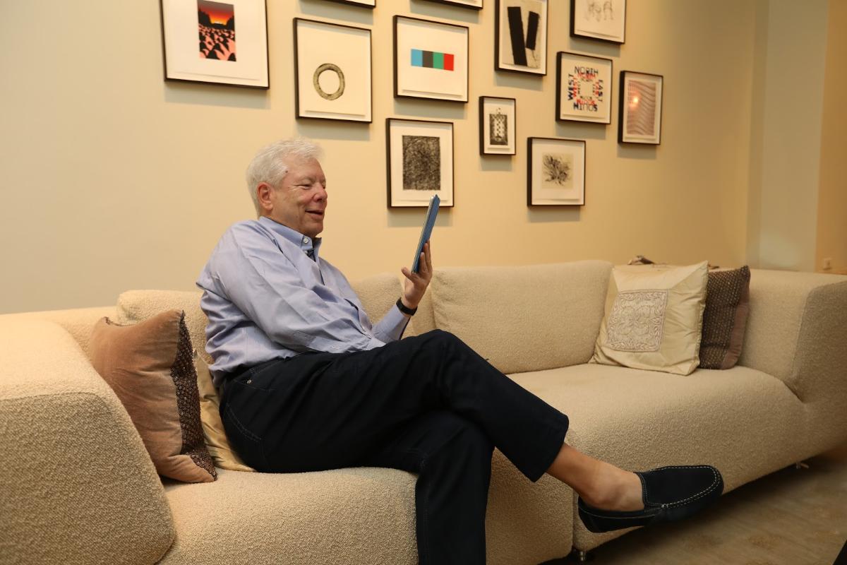 Richard Thaler, depois de ganhar o Prêmio Nobel, em sua sala de estar em Chicago, Illinois. | LIZABETH MENZIES/AFP
