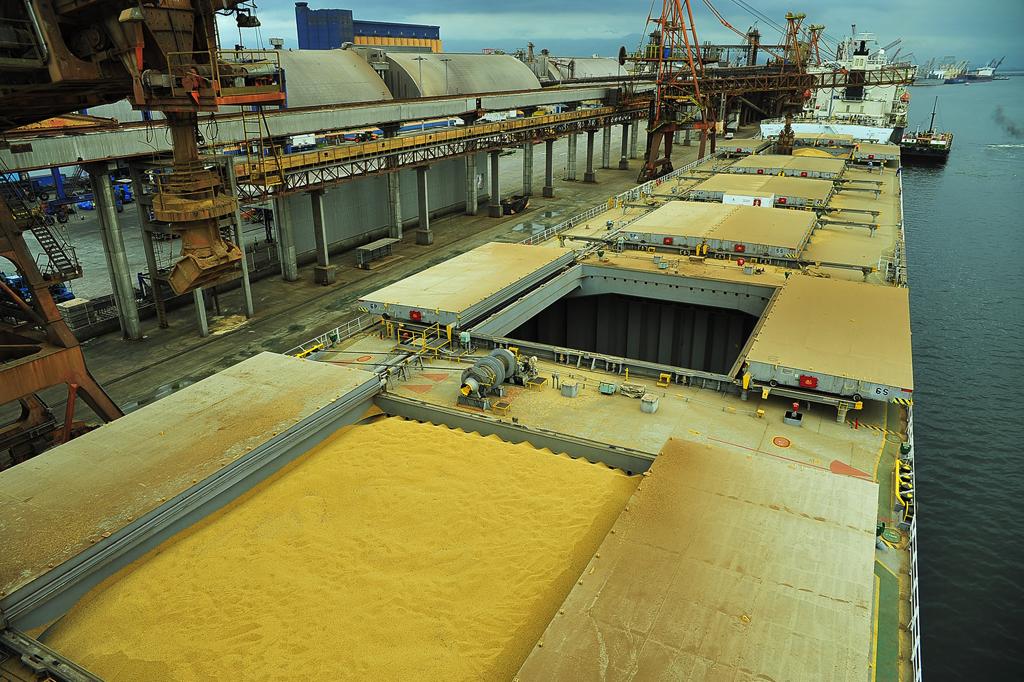 De cada dez navios que saem com soja de Paranaguá, praticamente nove seguem para a China | IvanBueno/APPA