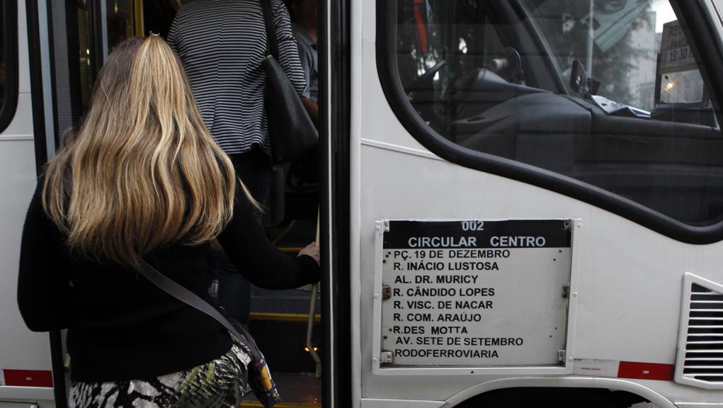 Recomendação é chamar a atenção de outros passageiros para conseguir testemunhas e impedir fuga do agressor | Daniel Caron/Gazeta do Povo