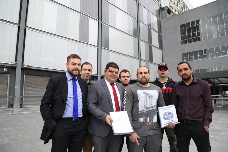 Assembleia Geral dos Sócios do CAP. Na foto, grupo indo protocolar um documento. | /Foto: Marcelo Andrade/Gazeta do Povo