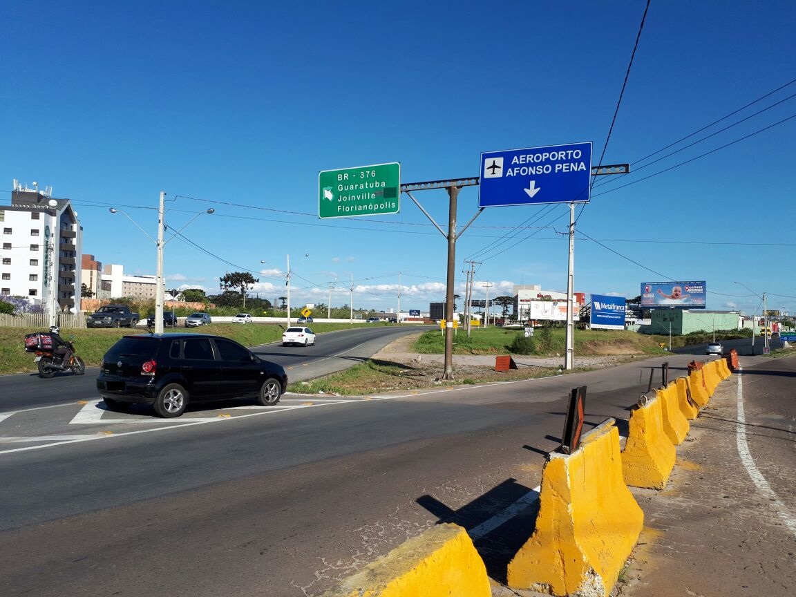 Sem tempo hábil para ver a indicação da placa, carro se confunde e acaba em cima da faixa no caminho para o aeroporto. | Cecília Tümler/Gazeta do Povo