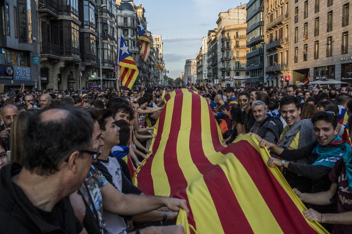 Manifestantes foram para as ruas protestar contra violência policial durante referendo, no domingo | Angel Garcia/Bloomberg