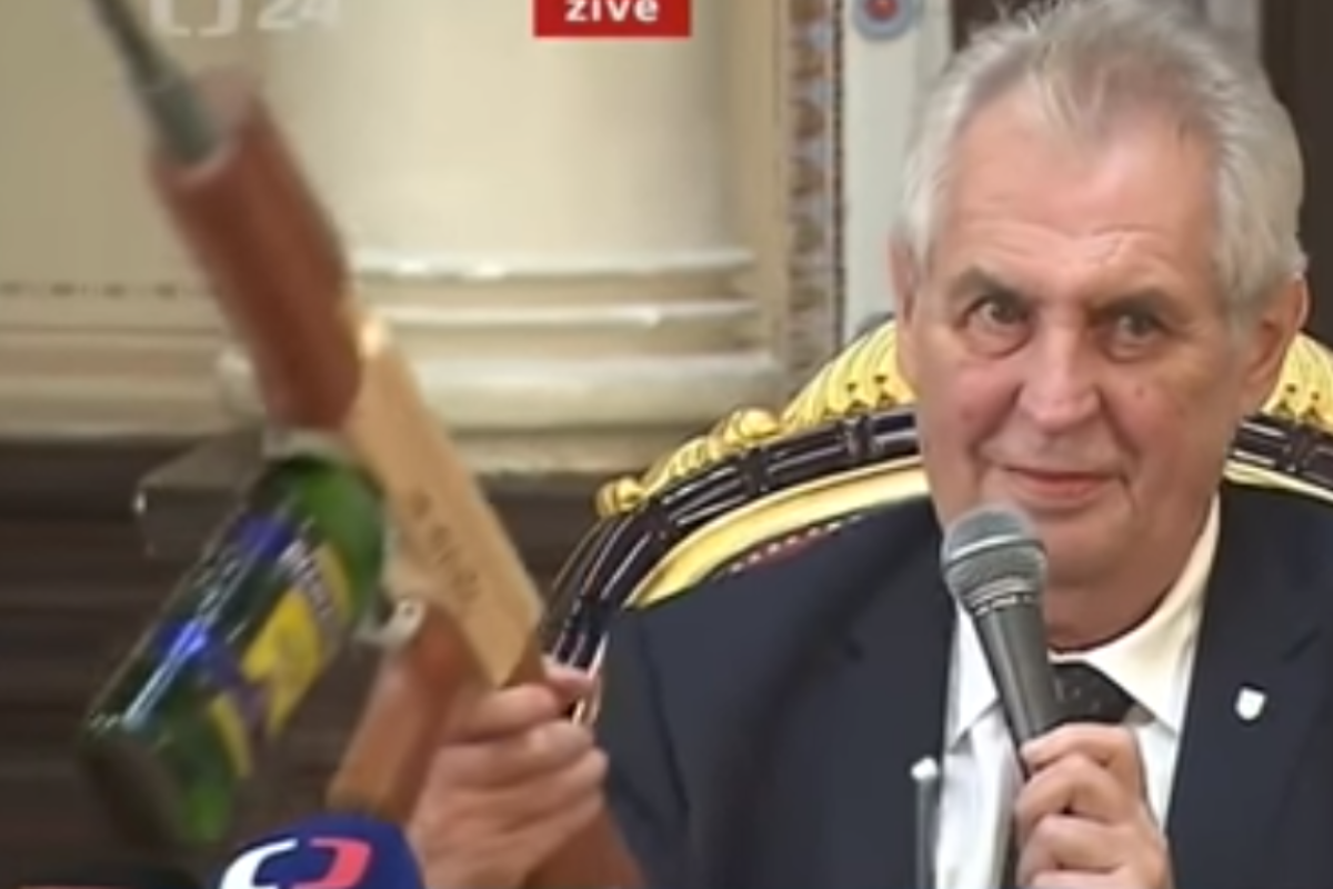 Presidente Milos Zeman é conhecido pela linguagem vulgar contra profissionais de imprensa | Reprodução