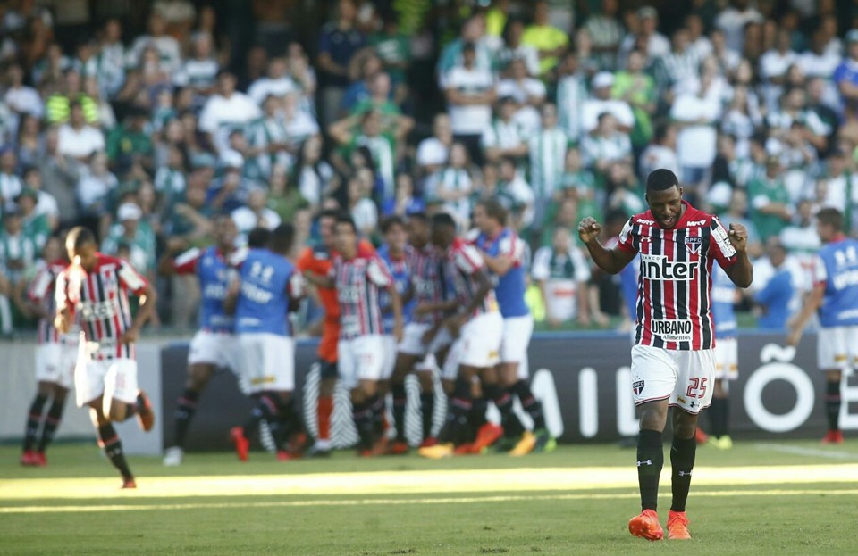 Jogadores do São Paulo comemoram após a virada no Couto Pereira contra o Coritiba. | Hugo Harada/Gazeta do Povo/