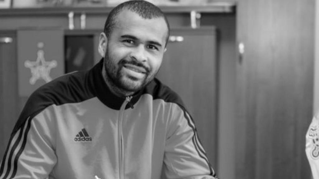 Dionatan durante a assinatura de contrato com o FC Sheriff Tiraspol . | /F.C Sheriff
