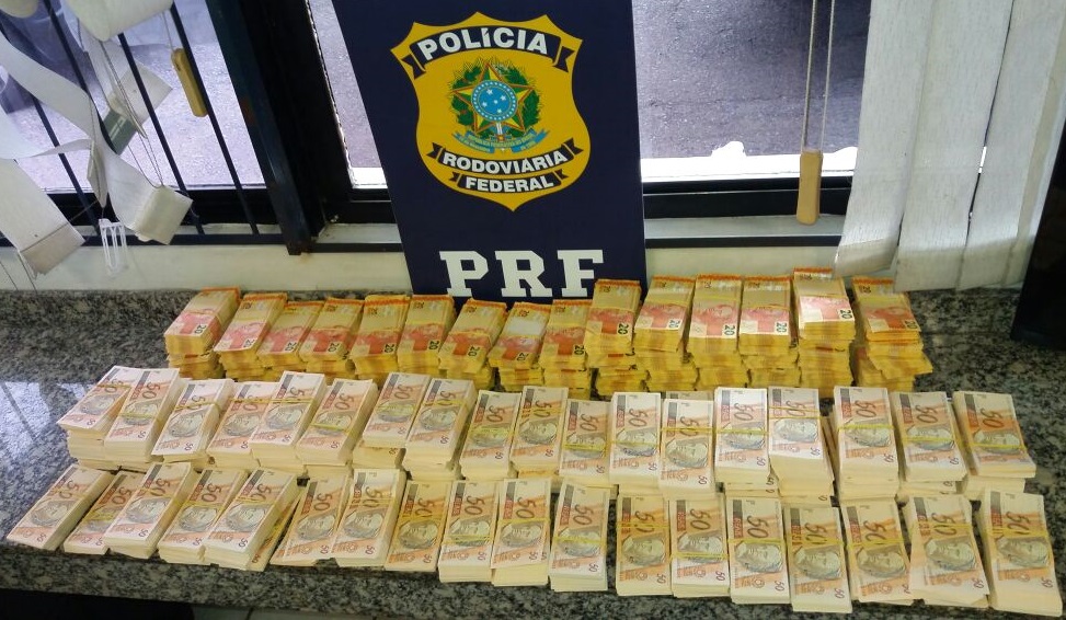 Notas apreendidas pela PRF foram encaminhadas à Polícia Federal em Curitiba. | PRF/