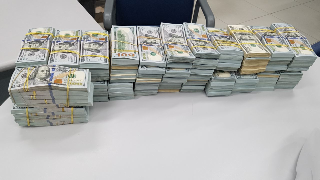 Parte dos dólares encontrados no baú do caminhão em Campina Grande do Sul | PRF PR/Divulgação