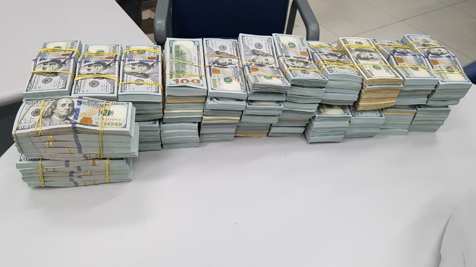 Parte dos dólares encontrados no baú do caminhão em Campina Grande do Sul | PRF PR/Divulgação