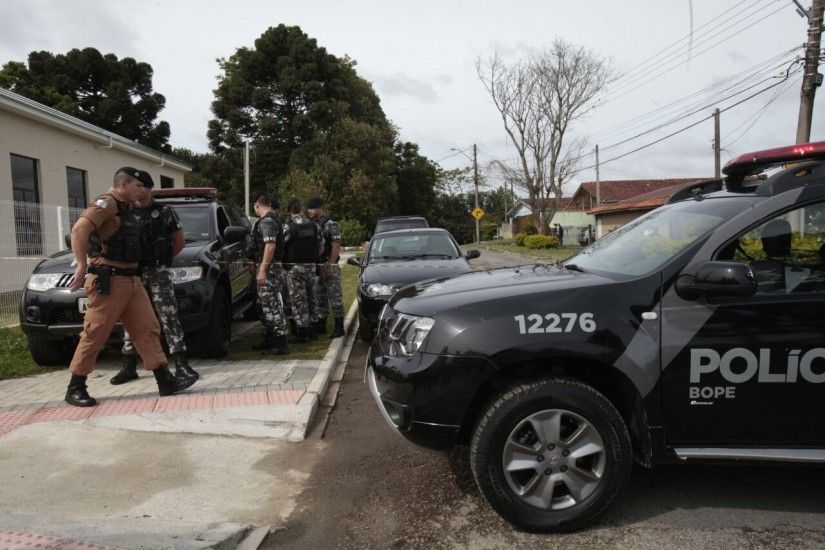 Policiais trocaram tiros com atirador, que foi morto no confronto. | Daniel Caron/Tribuna do Paraná
