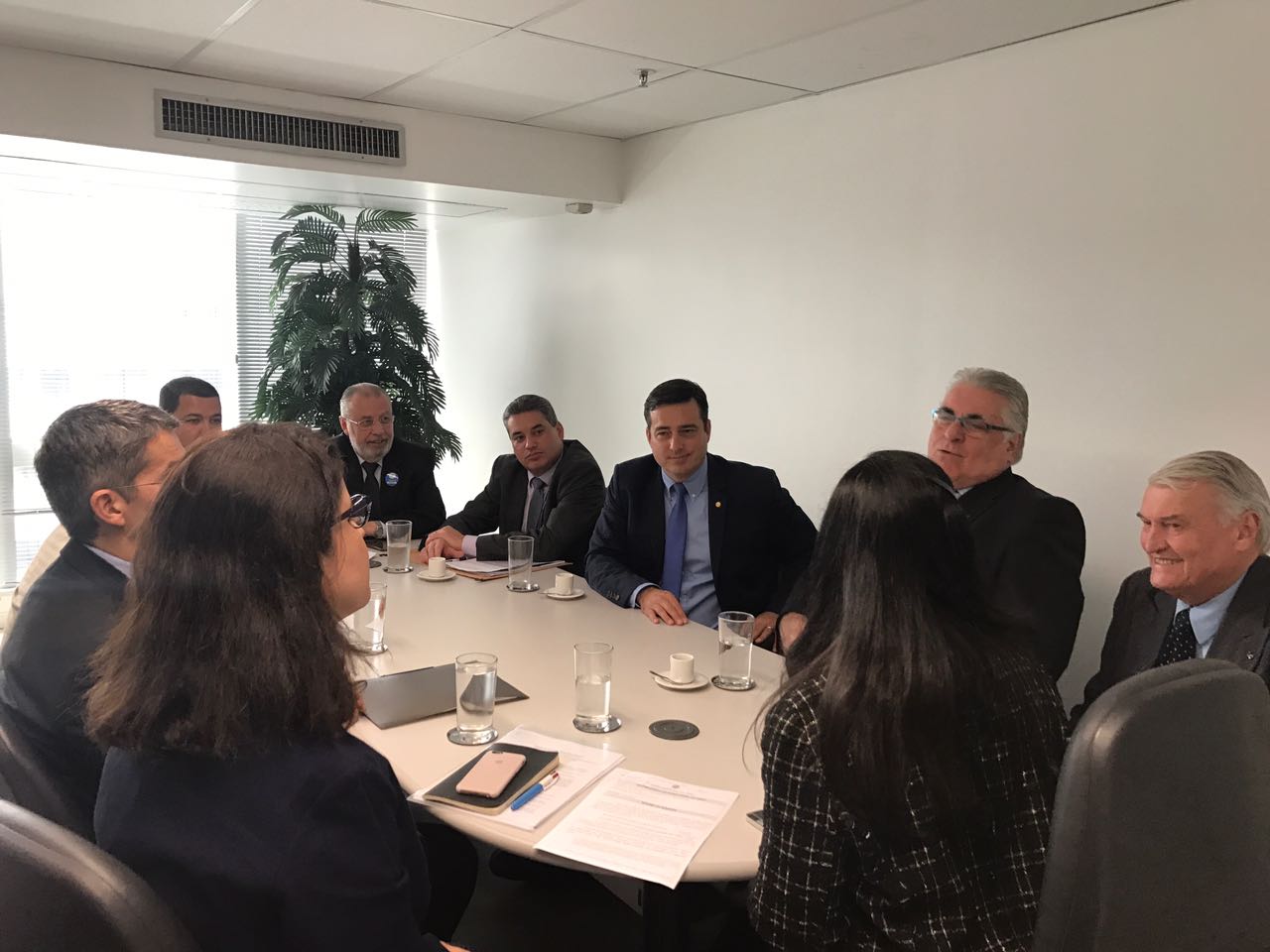 Presidente do Paraná Leonardo Oliveira em reunião com políticos e representantes da SPU e AGU. | /Divulgação
