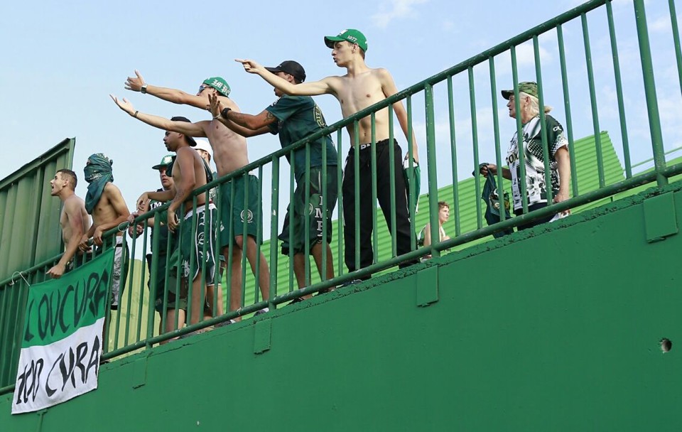 Torcida do Coritiba protesta na Arena Condá. | /Marcelo Andrade/Gazeta do Povo