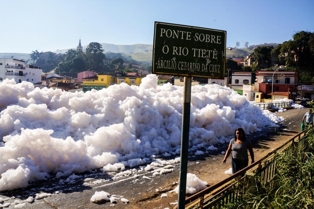 Foto de 2015 mostra espuma da poluição do rio Tietê no município paulista de Pirapora do Bom Jesus | Rafael Pacheco/Arquivo Gazeta do Povo