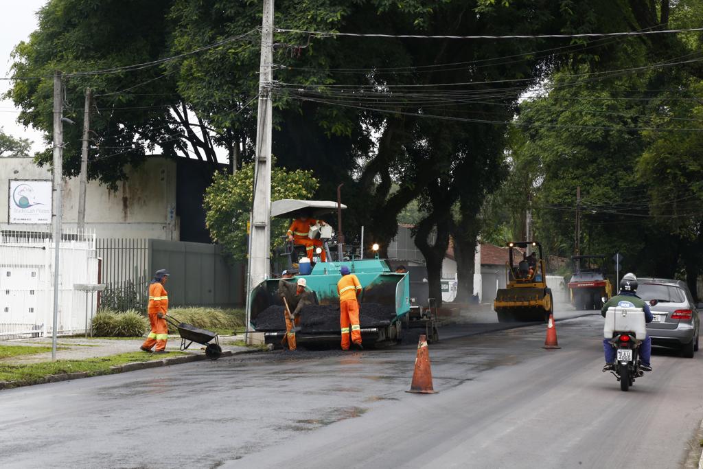 Ultima etapa da implantação do novo asfalto da Mateus Leme termina nesta quinta-feira. | Aniele Nascimento/Gazeta do Povo