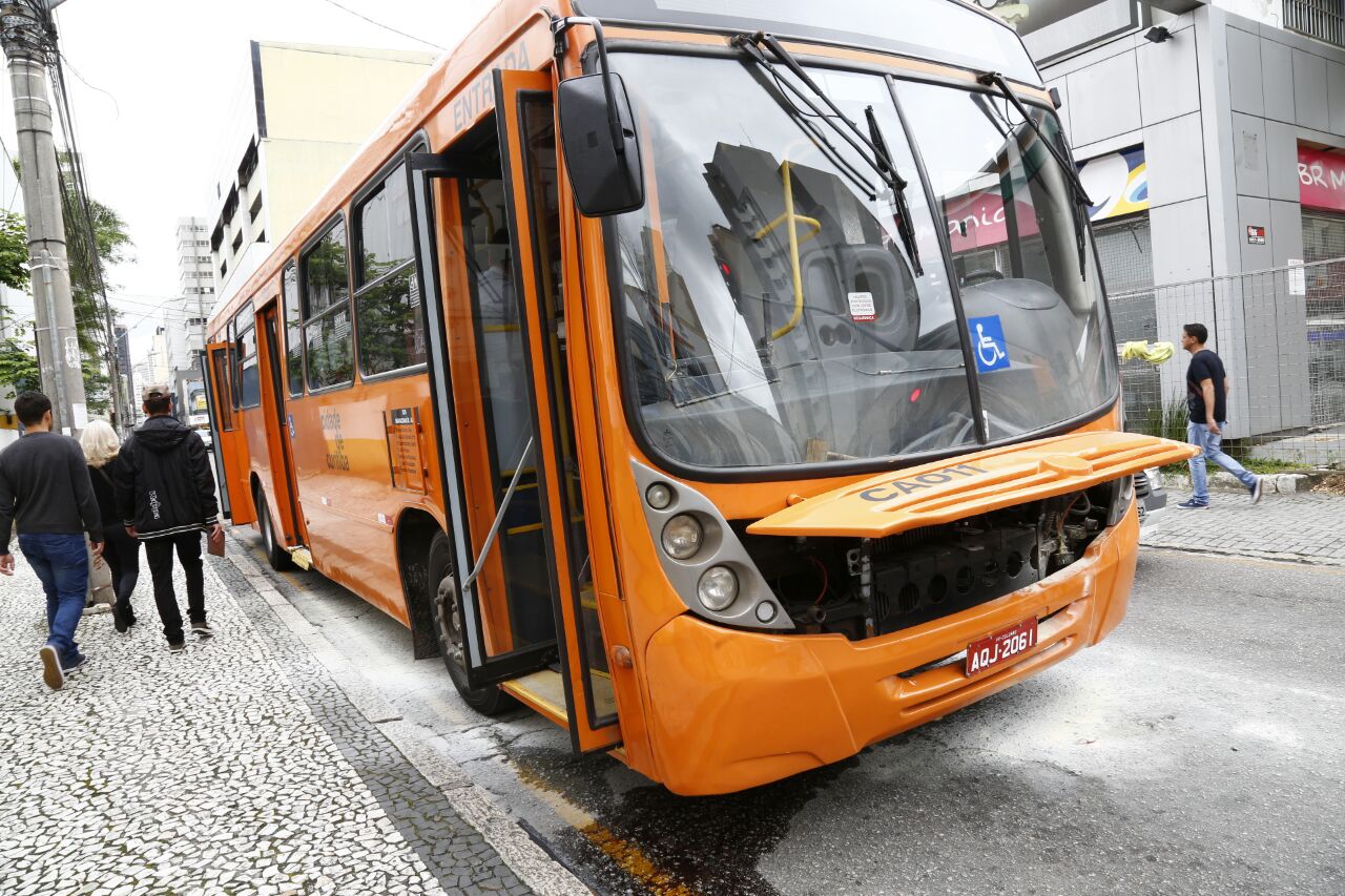 Ônibus teve de parar depois que uma fumaça branca começou a sair do motor | Aniele Nascimento/Gazeta do Povo
