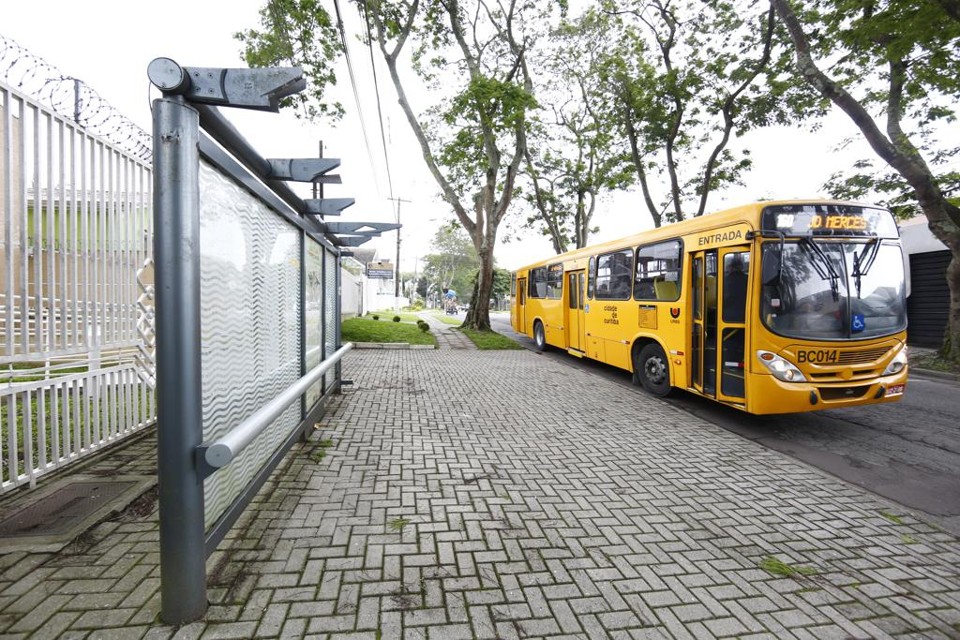 Ponto de ônibus no Água Verde teve toda a cobertura levada por ladrões. | Aniele Nascimento/Gazeta do Povo