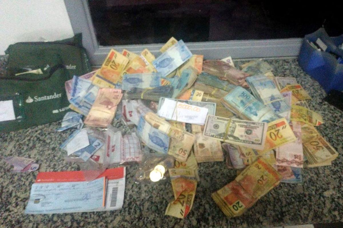 PRF encontrou notas de real, dólar e Euro | DivulgaçãoPRF