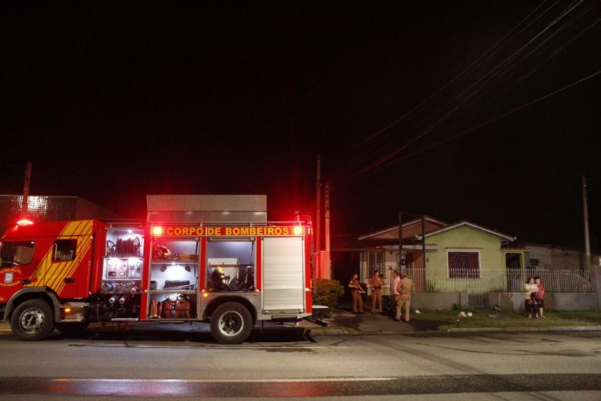 Incêndio ocorreu na noite desta terça-feira, no bairro Boqueirão | Lineu Filho/Tribuna do Paraná