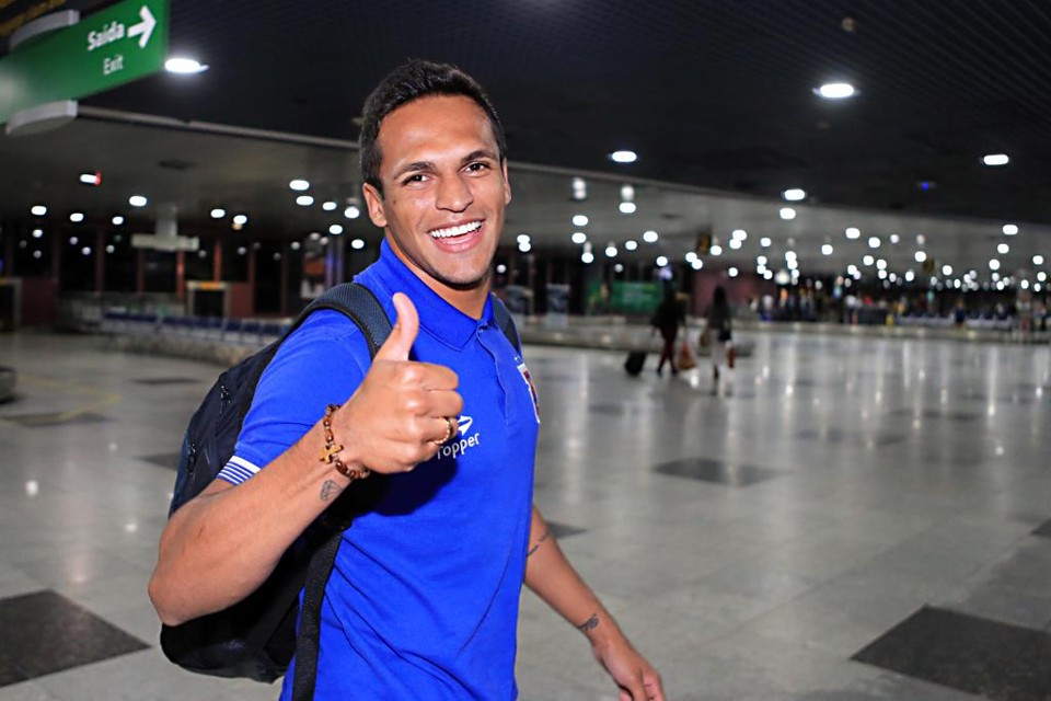 Atacante Robson durante o desembarque no aeroporto do Recife. | Albari Rosa/Gazeta do Povo, enviado especial