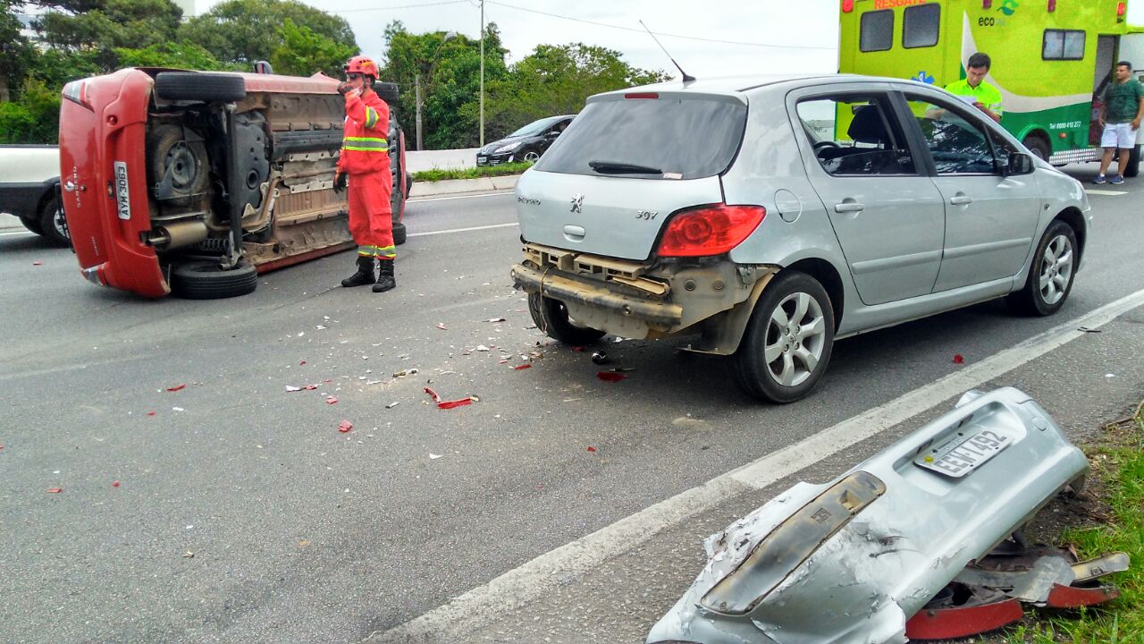 Um dos veículos capotou no momento da colisão | Aniele Nascimento/Gazeta do Povo