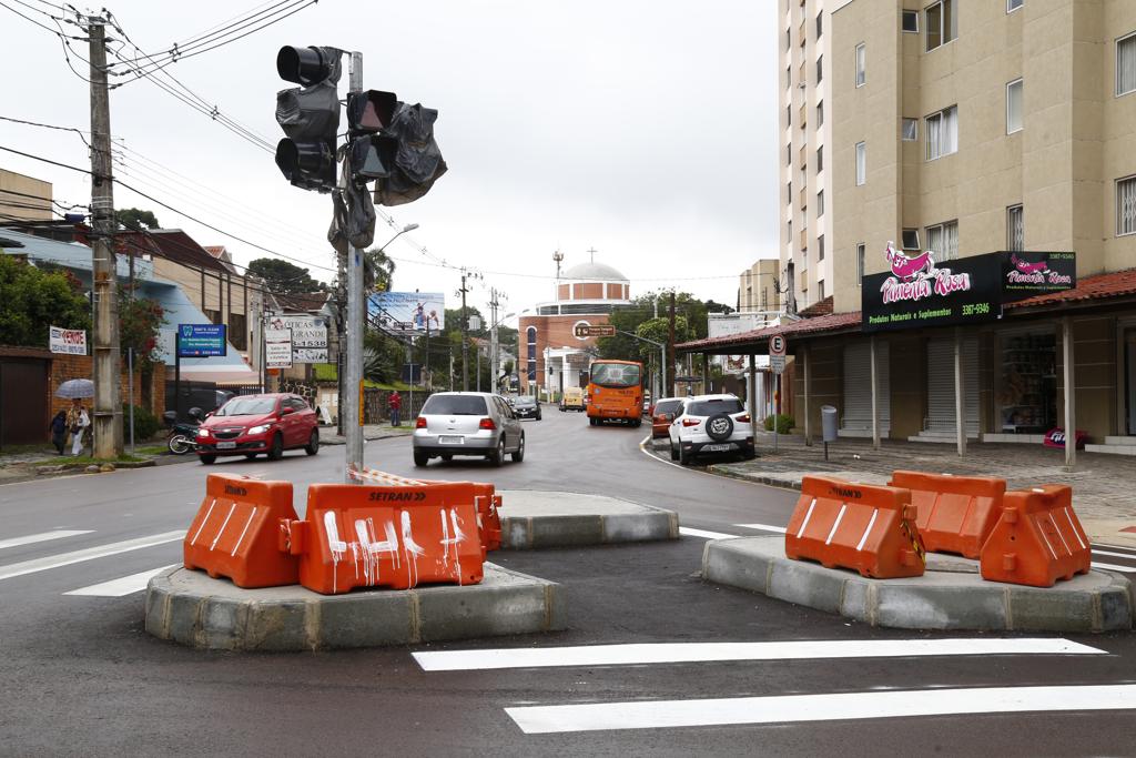 No cruzamento com a Rua Benedito Nicolau dos Santos, motoristas não entendem em qual sentido podem trafegar. | Aniele Nascimento/Gazeta do Povo