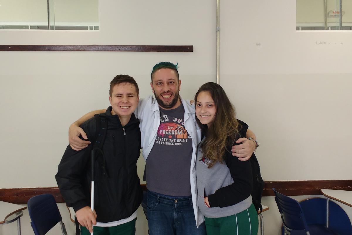 Após a oficina de estatística, com o professor Fábio, os alunos Vinícius e Milena perderam o medo dos números |