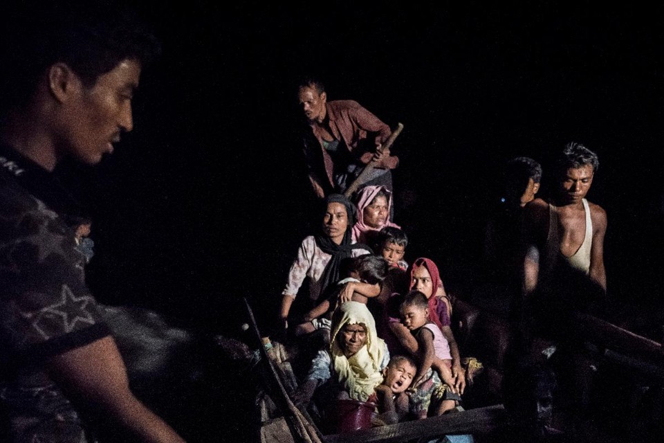 Todas as noites, rohingyas aguardam por familiares que ainda não conseguiram sair do país vizinho | SERGEY PONOMAREV/NYT