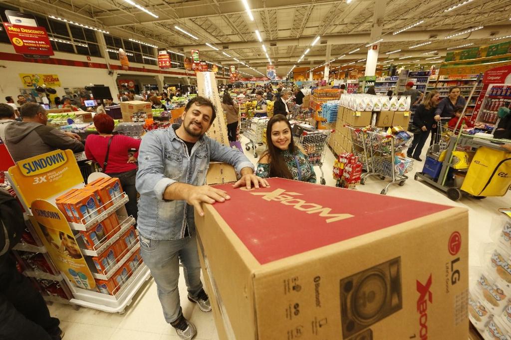 Clientes aproveitam as ofertas da Black Friday em supermercado de Curitiba | Lineu Filho/Tribuna do Paraná