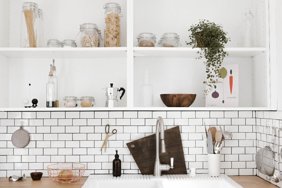 Uma cozinha típica com decoração clara. | huyen./Unsplash
