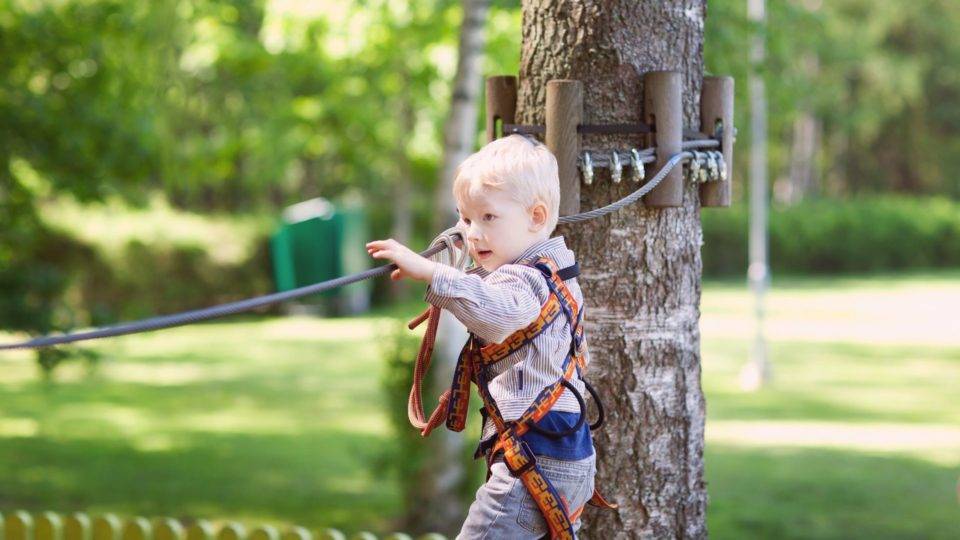 10 dicas para ensinar seus filhos a superar obstáculos Eduque os seus filhos para a resiliência e a criatividade e ensine a eles que obstáculos estão aí para serem superados.