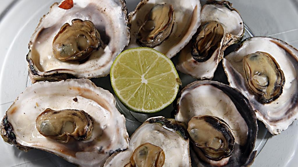 Segundo a Adapar, ostras, mexilhões, vieiras e berbigões vindos do litoral paranaense não têm restrições de consumo e o comércio está liberado pela Vigilância Sanitária estadual. | Albari Rosa/Gazeta do Povo
