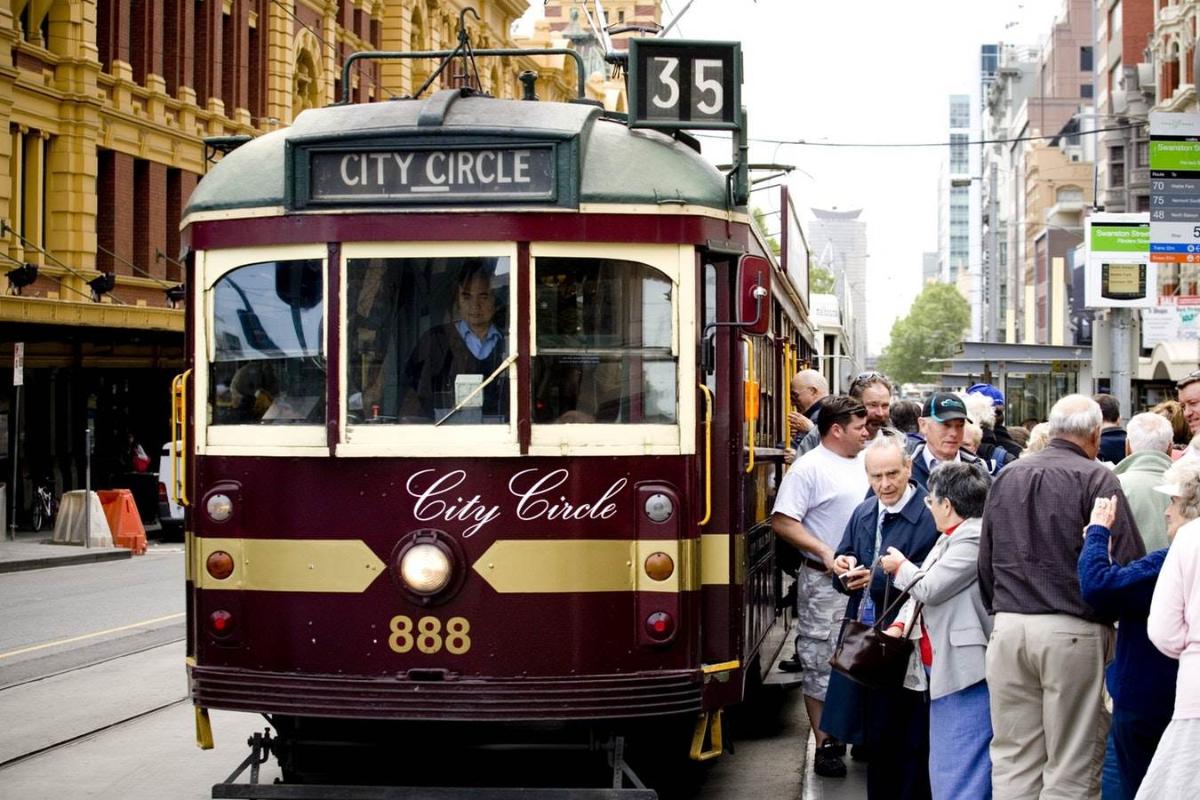 Na cidade de Melbourne, na Austrália, linhas gratuitas incentivam a escolha pelo transporte público. Foto: Divulgação |