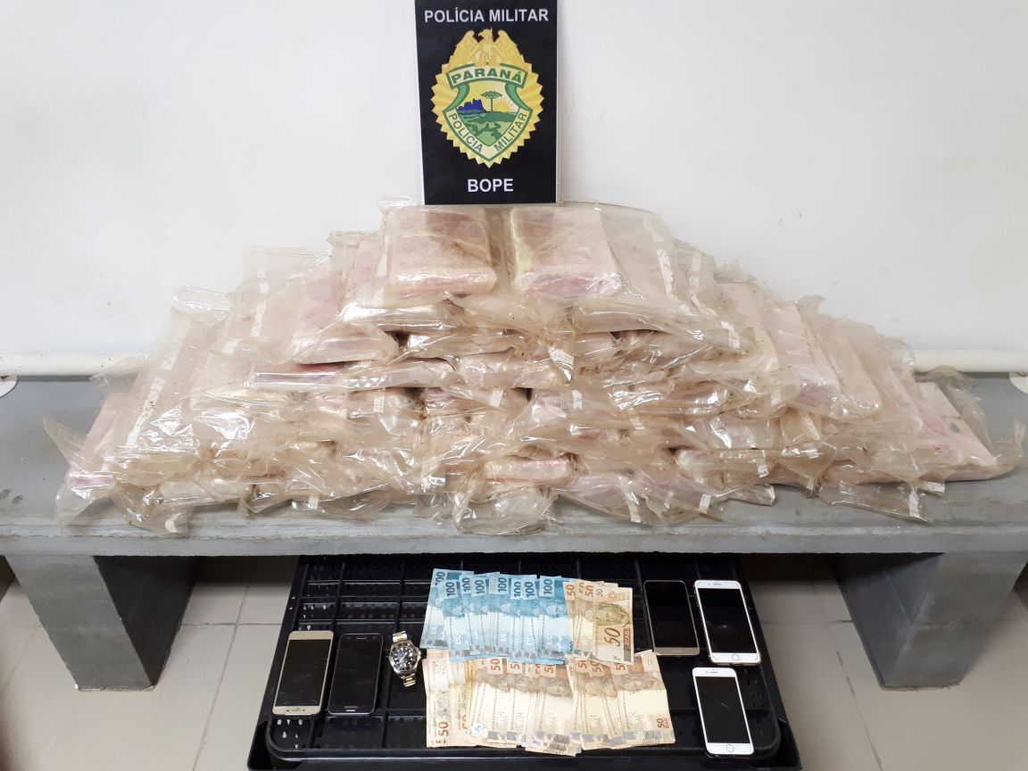 No total, 63 kg de cocaína estavam escondidos no tanque de combustível de um carro. | Polícia Militar/