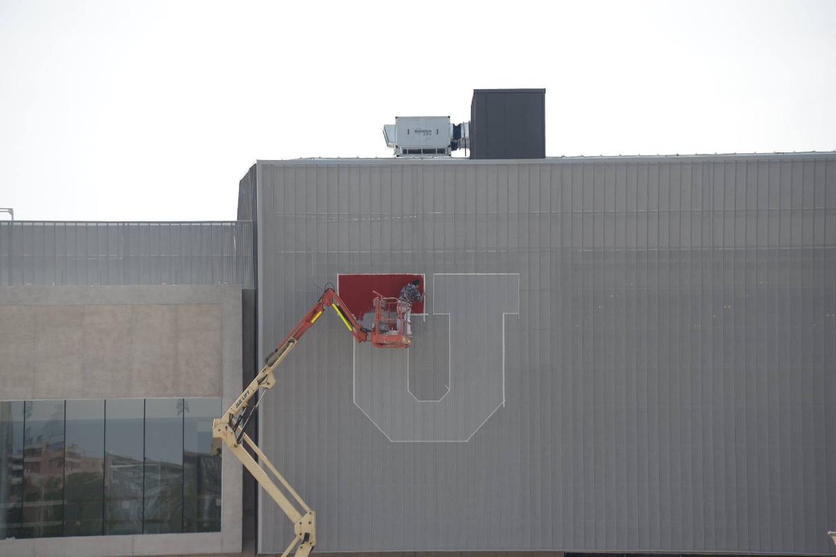 Operário pinta o símbolo da Universidade do Chile no campus da instituição em Santiago | Reprodução / Universidad de Chile