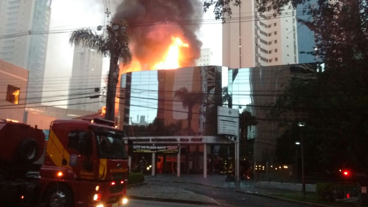 Segundo os bombeiros, chamas consumiram metade do prédio | Angieli Maros/Gazeta do Povo