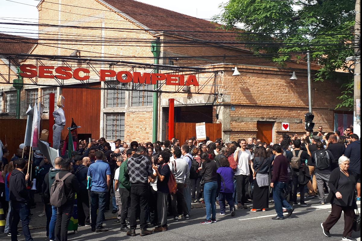 Manifestantes contrários e favoráveis a Judith Butler, em São Paulo, na manhã desta terça-feira (07) | Renan Barbos/Gazeta do Povo