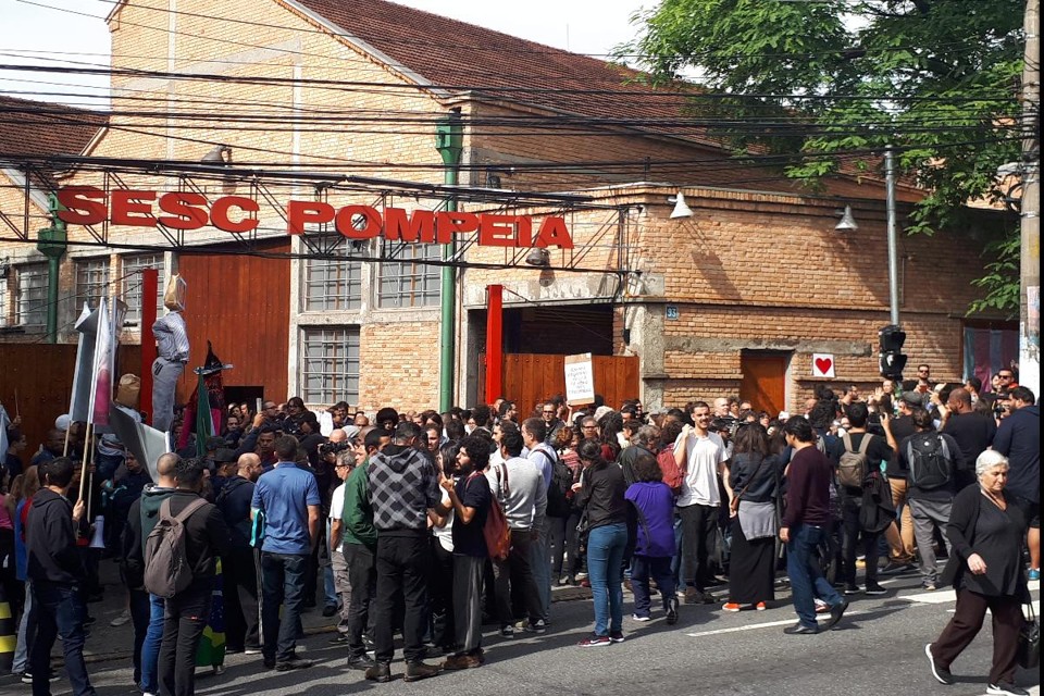 Manifestantes contrários e favoráveis a Judith Butler, em São Paulo, na manhã desta terça-feira (07) | Renan Barbos/Gazeta do Povo