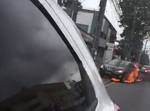 Labaredas chamaram a atenção de quem passava pela região | Reprodução/