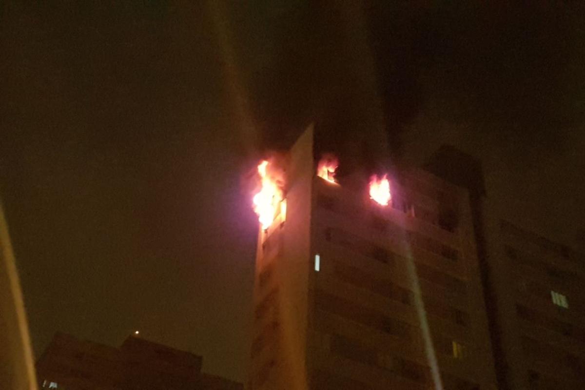Fogo alto e fumaça preta: incêndio no fim da madrugada em Curitiba. | Renyere TrovãoGazeta do Povo