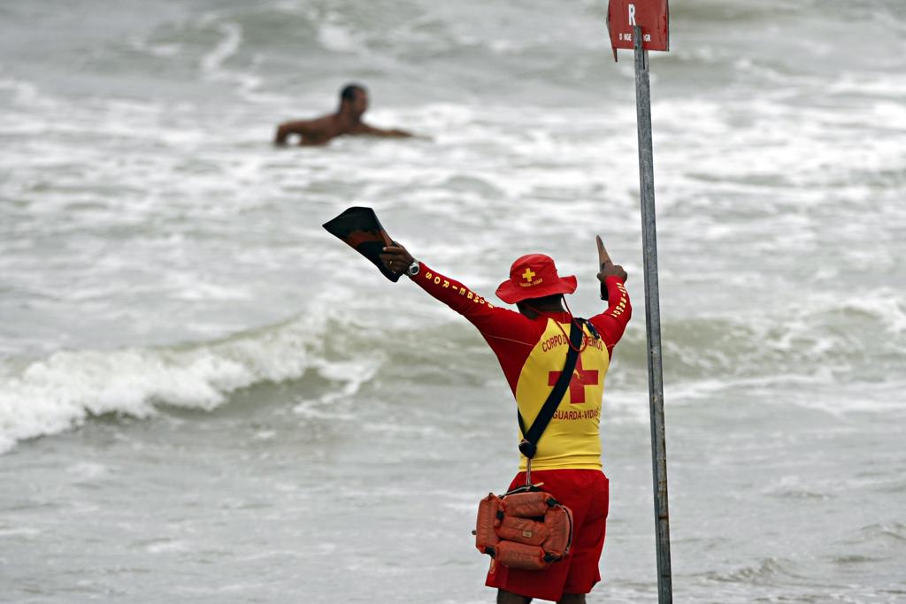 Afogamento acontece justamente no final de semana em que o Corpo de Bombeiros reforçou o quadro de guarda-vidas no litoral. | ALBARI ROSA/Gazeta do Povo