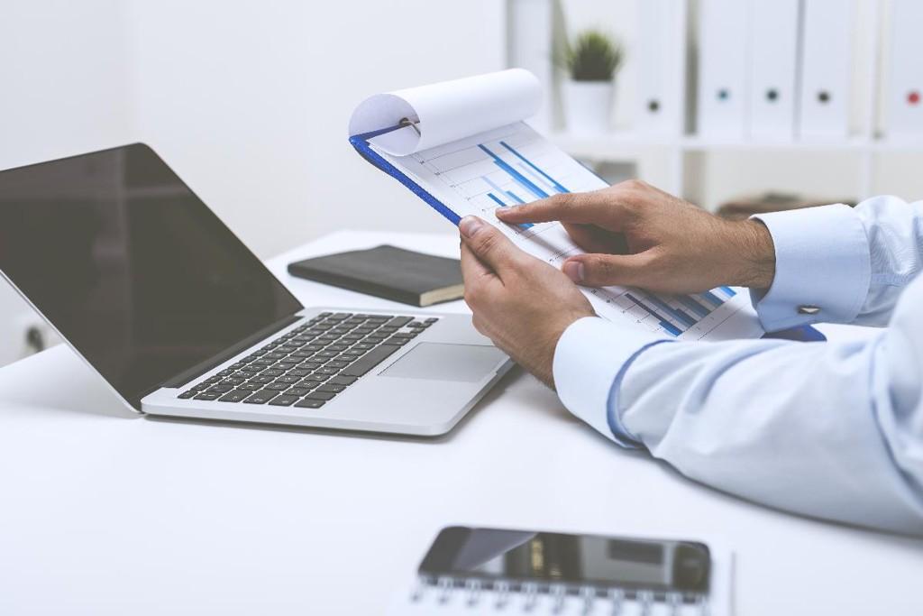 Certificados do mercado financeiro como o CPA 10 e o CPA 20, da Anbima, podem colocar o candidato à frente de outro. | Bigstock/