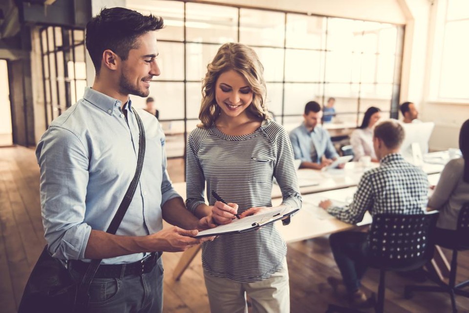 Receosos, alguns homens estão formando grupos masculinos em aplicativos de mensagens, em empresas ou em seus setores, para debater questões de assédio | Bigstock/