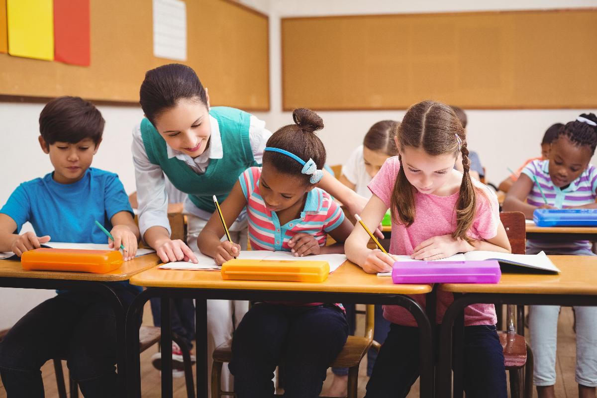 Mesmo com tanta revolução no ensino, o papel do professor continua sendo essencial para o aluno. | Bigstock