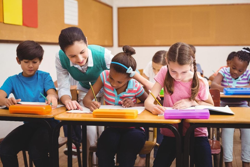 Escolher uma profissão clássica é uma questão de identificação Mesmo com tanta revolução no ensino, o papel do professor continua sendo essencial para o aluno. | Bigstock