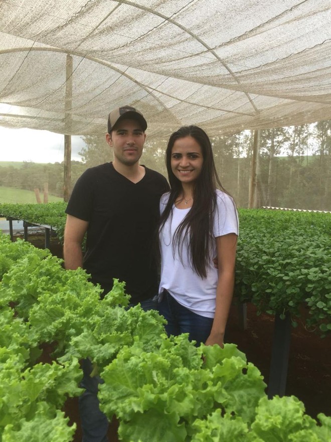 A produtora rural Flávia Coral e o namorado João Paulo Dias concorrem com um projeto no setor de sericicultura, que é a criação de bichos-da-seda. Atualmente, a família trabalha com grãos e hortaliças em Engenheiro Beltrão, no Noroeste do estado. | Flávia Coral